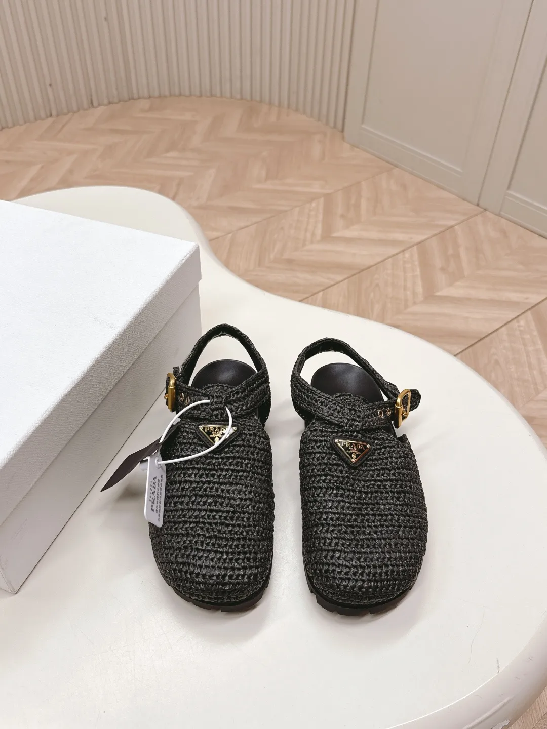👟👟Ex-factory price 640👟👟 Original environmentally friendly PP paper material, high version prada Roman woven thick-soled rubber sandals, latest environmentally friendly ♻️PP material, high price, fully handmade crochet, just like knitting sweaters, slow work and meticulous work, retro fashionable and avant-garde thick-soled soles with rubber uppers, retro wood grain to meet the various choices of fashionable people of different styles! The iconic metal triangle logo is paired with the shape of ancient beach sandals. Every design element is fashionable! Code number 35-41